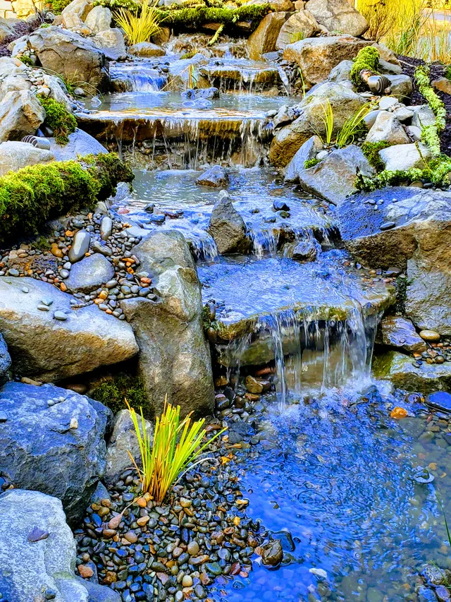 Stream cascade over a pebble bottom