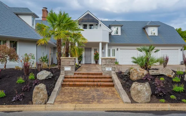 Outdoor living hardscape with seating area